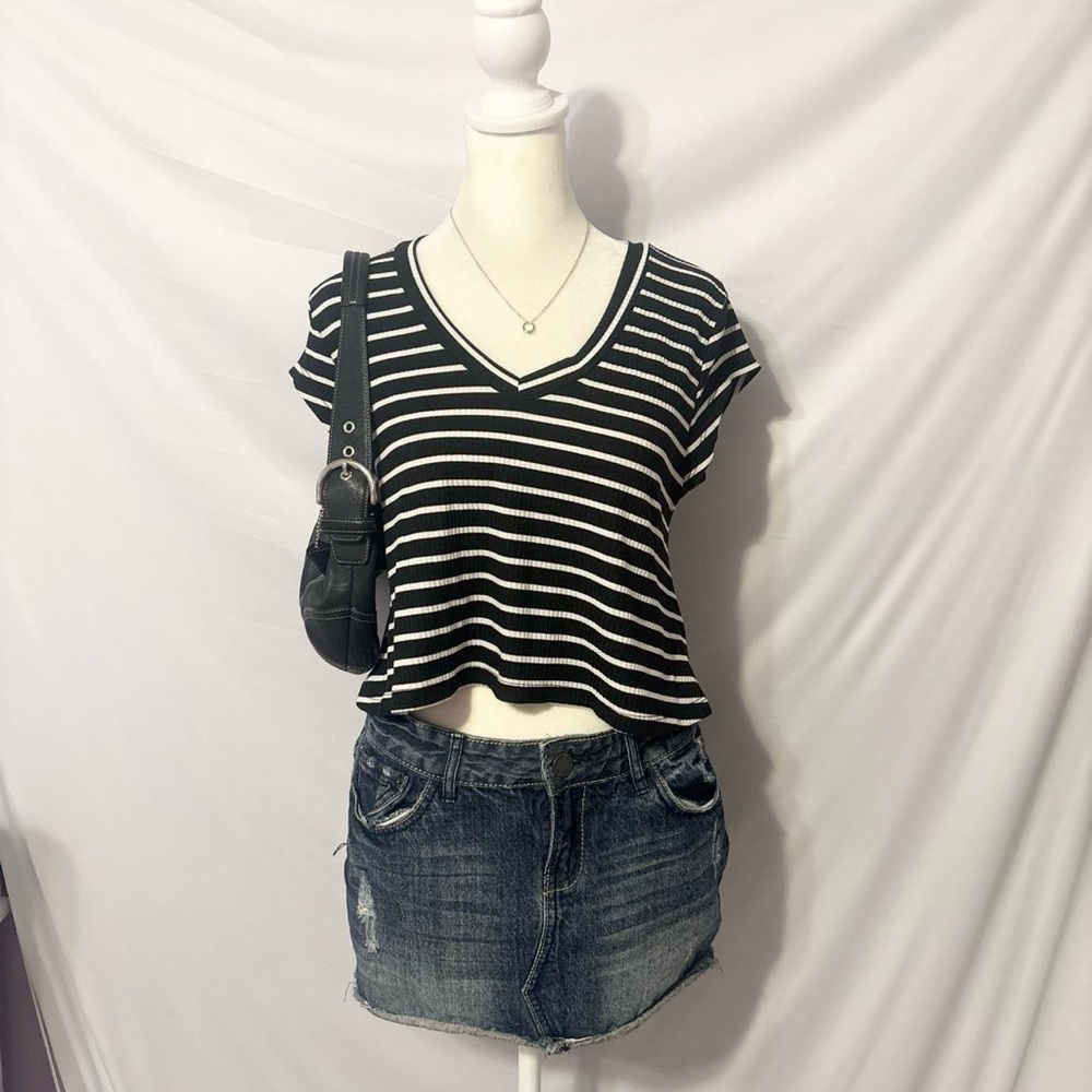 Black and White Striped Cropped V Neck T Shirt